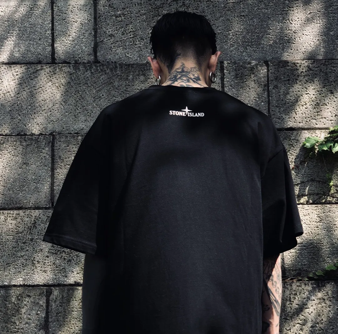 W625#P110💰 [Stone lsland/Stone Island summer new chest broken grid compass printed short-sleeved T-shirt] ⚠️[Original creation, high control of details] - Made of 260 grams of combed cotton, 32 count double yarn, soft and comfortable to the touch, sweat-absorbent and breathable. - Simple, basic and versatile style, original quality, the first choice for couples. - Made in a large factory, four needles and five threads on the shoulder, neatly arranged, high quality workmanship. - Same style for men and women. Very versatile, one piece for everyone, details are clearly visible. Color: Black White Size: M L